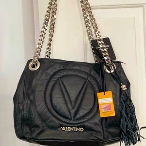 Nice black shoulder bag in rich leather.